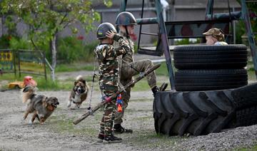 «Jouer à la guerre», les petits Ukrainiens confrontés à une enfance militarisée