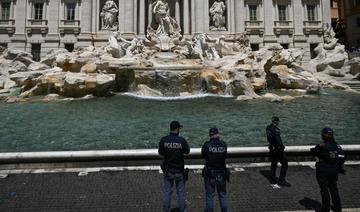 Italie: des militants écologistes noircissent l'eau de la fontaine de Trevi à Rome