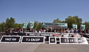 TotalEnergies en Afrique: des militants écologistes et des croyants s'enchaînent à Paris 