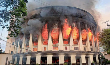 A Manille, un gigantesque incendie ravage un bureau de poste historique