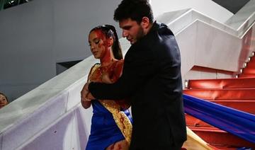 Cannes: Une femme vêtue aux couleurs de l'Ukraine se recouvre de faux sang sur le tapis rouge