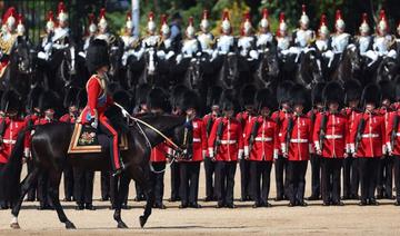 Le roi Charles à cheval pour son premier défilé d'anniversaire 