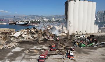 Une photo publiée par la municipalité de Beyrouth montre des pompiers arrosant les décombres de la section nord effondrée des silos à grains du port de Beyrouth, la capitale du Liban, le 25 août 2022 (AFP).