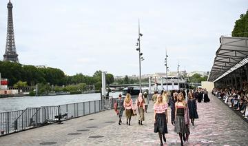 Haute couture: Balade sur les quais de Seine chez Chanel, salon feutré pour Armani