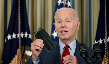 Biden fait tomber le masque et balaie les critiques sur la Covid
