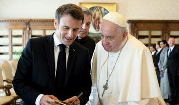 Macron lance une collecte pour le patrimoine religieux et se dit «à sa place» à la messe du pape