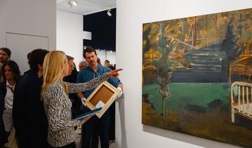 Des visiteurs regardent des œuvres des artistes exposées au Grand Palais Ephémère dans le cadre de l'exposition Paris+ par Art Basel à Paris, le 18 octobre 2023 (Photo par Dimitar DILKOFF / AFP).