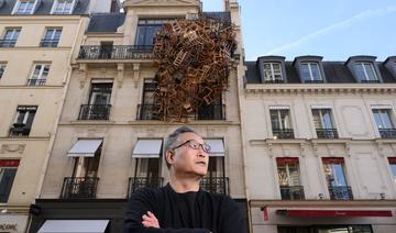 L'artiste Tadashi Kawamata orne d'un nid de chaises la façade d'un immeuble à Paris