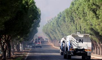 Des Libanais luttent contre un incendie après des frappes israéliennes 