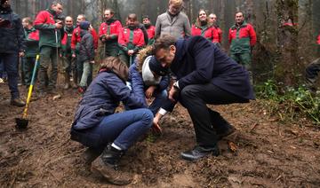 Avec des collégiens du Jura, Macron veut «mobiliser» pour planter un milliard d'arbres