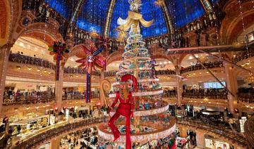 À Paris, la magie de Noël fait son apparition dans les vitrines des grands magasins