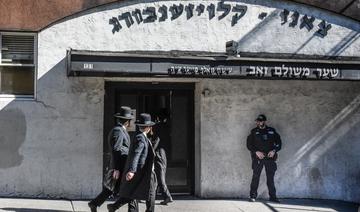 Un homme tire à l'extérieur de la synagogue de la capitale de l'Etat de New York
