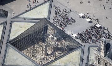 Au Louvre, les touristes pas refroidis par la hausse du prix du billet
