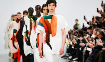 A Paris, les tenues plissées d'Issey Miyake plongent dans le primitif