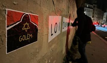 Collage nocturne avec le Golem, collectif juif de gauche contre l'antisémitisme
