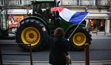 Avant les annonces du gouvernement, les agriculteurs ne «  lèvent pas le camp  » sur les routes de France