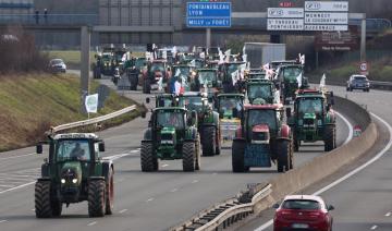 Attal promet d'être au «rendez-vous» pour les agriculteurs, les manifestants se rapprochent de Paris