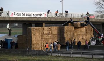 Les agriculteurs commencent des blocages autoroutiers en région parisienne