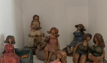 Amina Hamoutène expose à la galerie d’Art Dar El Kenz de Bouchaoui à Alger: Les figurines d’argile joyeuses et parlantes