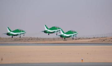 Les visiteurs découvrent une gamme de technologies de défense au Salon mondial de la défense à Riyad