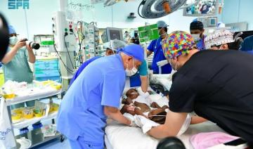 Des chirurgiens saoudiens entament une opération complexe de quatorze heures pour séparer des jumelles siamoises nigérianes