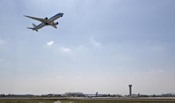 Un passager ouvre la porte de l'avion et marche sur l'une de ses ailes