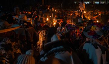 Mexique: un rituel du feu pour l'an neuf, la culture indigène et les forêts