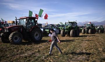 Des agriculteurs italiens en tracteur convergent vers Rome 