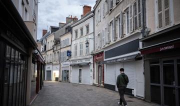 À Paris, un Français crache sur une femme musulmane qui porte un hijab 