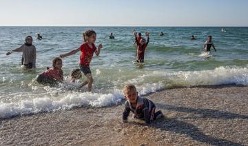"Sortir de la destruction et de la mort" : des Gazaouis à la plage comme avant la guerre