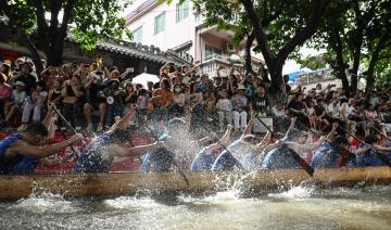 Chine: courses effrénées de bateaux-dragons dans d'étroits cours d'eau