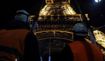 Les anneaux olympiques ont été décrochés de la tour Eiffel