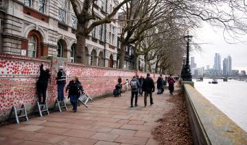 A Londres, un mur du souvenir pour les victimes du Covid s'illumine pour Noël