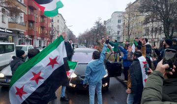 Des Syriens manifestent leur joie dans les rues de Berlin après la chute d'Assad