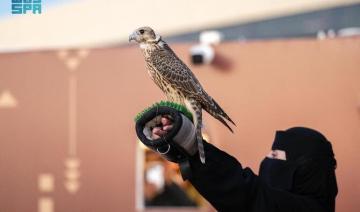 Les femmes saoudiennes se distinguent lors du festival de fauconnerie de Riyad