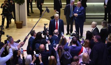 Donald Trump entre virtuellement en scène à Davos