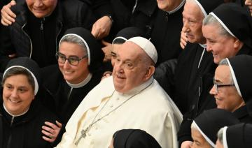 Atteint d'une bronchite, le pape reçoit chez lui