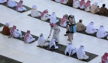 Des bénévoles distribuent de l'eau Zamzam à la Grande Mosquée pendant le Ramadan