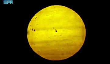 Les astronomes profitent de deux événements rares : les taches solaires et le «point rouge» de Mars