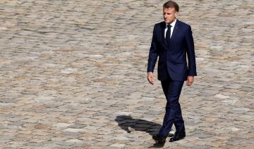 Macron, en quête d'un Premier ministre, remet les mains dans le cambouis national