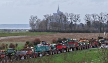 Colère agricole en France: Macron reçoit les syndicats, des blocages persistent