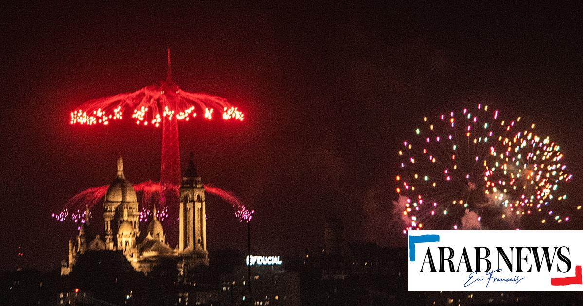 Au feu d'artifice de la Tour Eiffel, les JO 2024 en arrièreplan Arab