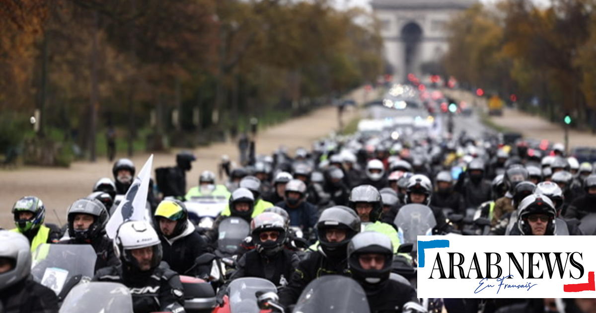 Motociclistas desfilan en París contra el control técnico