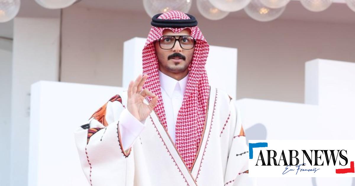 O ator saudita Mohammed Al-Shehri em escarlate durante a estreia de Poor Things em Veneza