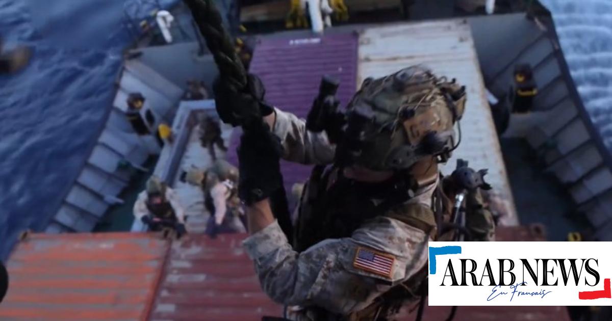 The American army intercepts a boat suspected of heading towards an Iranian port