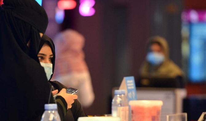 La réouverture des lieux publics en Arabie comprend aussi les cinémas. Ici, une saoudienne achète des tickets avant une séance. (Photo Fayez NOUREDDINE/AFP).
