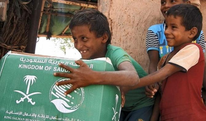 Deux garçonnets reçoivent le panier d'aide saoudien. Au total ce sont 44 tonnes de nourriture qui ont été distribuées dimanche à Midi. (Photo SPA).