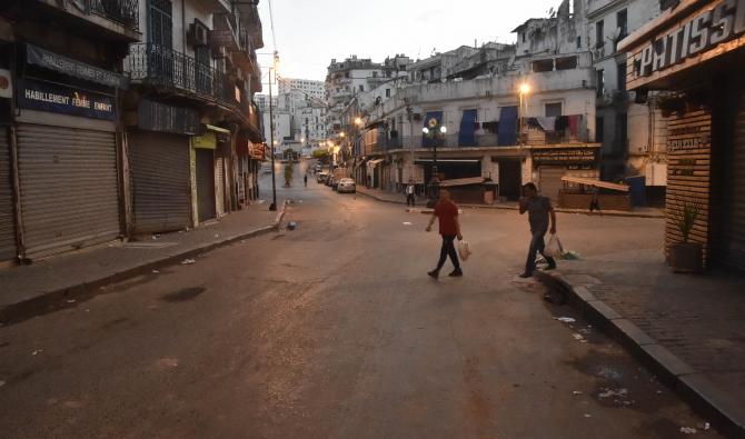 Société civile et intrus