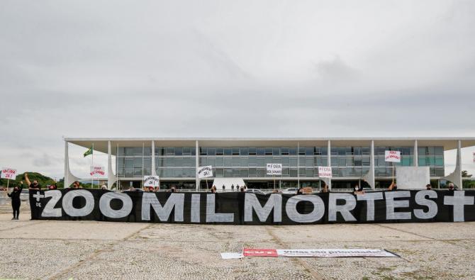 Banderole indiquant «Plus de 200 000 morts» lors d'une manifestation contre le président brésilien Jair Bolsonaro, devant le palais de Planalto à Brasilia, le 8 janvier 2021 (Photo, AFP).