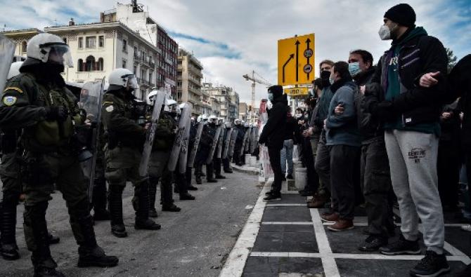 La police anti-émeute grecque bloque les étudiants alors qu'ils manifestent contre le ministère de l'Éducation et la police qui prévoient de créer une force dédiée de 1000 hommes pour patrouiller les campus, à Thessalonique, dans le nord de la Grèce, le 21 janvier 2021 (Photo, AFP)